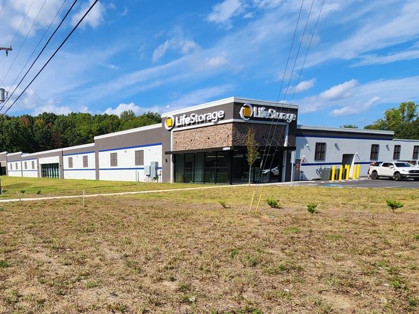 Extra Space Storage facility at 4094 Battleground Ave - Greensboro, NC