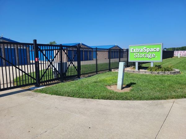 Extra Space Storage facility at 7708 Plummer Business Dr - Troy, IL