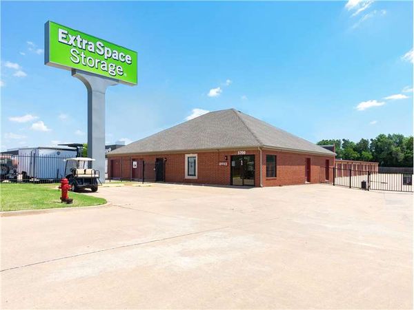 Extra Space Storage facility at 5700 N Classen Blvd - Oklahoma City, OK