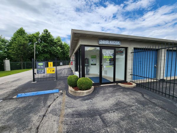 Extra Space Storage facility at 2515 E 10th St - Jeffersonville, IN