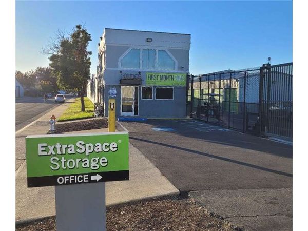 Extra Space Storage facility at 5051 Perry Ave - Sacramento, CA