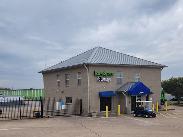 Extra Space Storage facility at 2830 S A W Grimes Blvd - Round Rock, TX