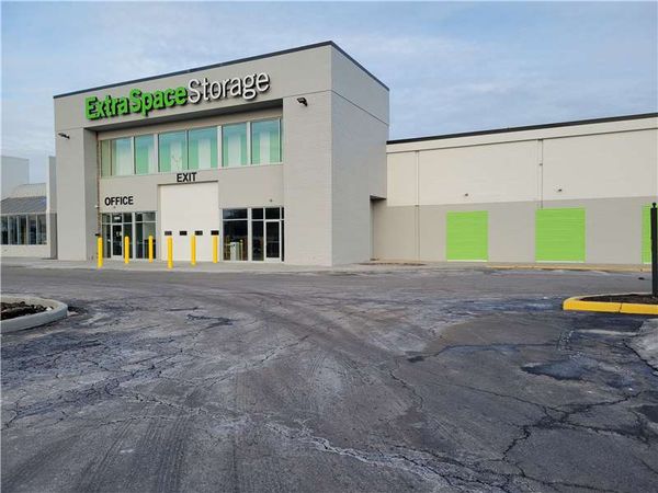 Extra Space Storage facility at 5860 Lewis Ave - Toledo, OH