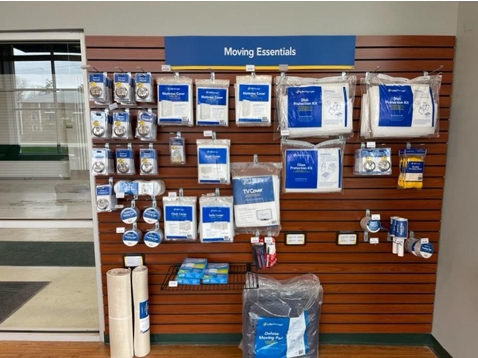 Extra Space Storage  4 Linlew Dr in Londonderry, NH