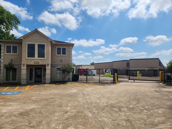 Extra Space Storage facility at 1729 E Broadway St - Pearland, TX