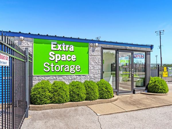 Extra Space Storage facility at 902 W 3rd St - Mount Carmel, IL