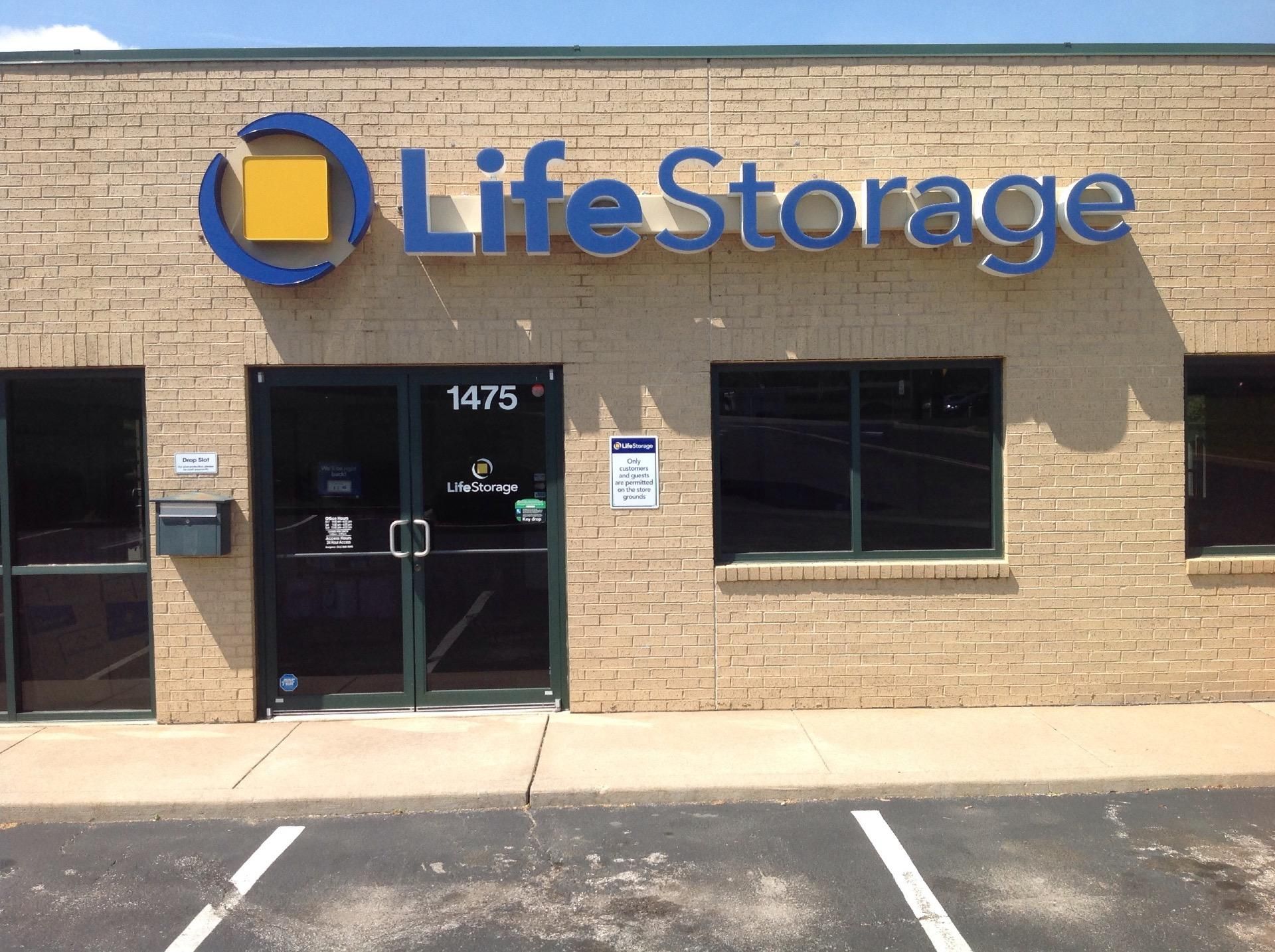 Extra Space Storage  1475 Dunn Rd in St Louis, MO