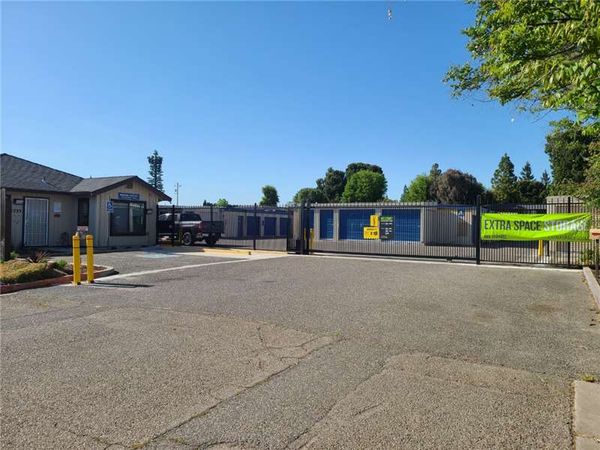 Extra Space Storage facility at 1735 E Yosemite Ave - Manteca, CA