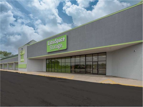 Extra Space Storage facility at 2700 Belvidere Rd - Waukegan, IL