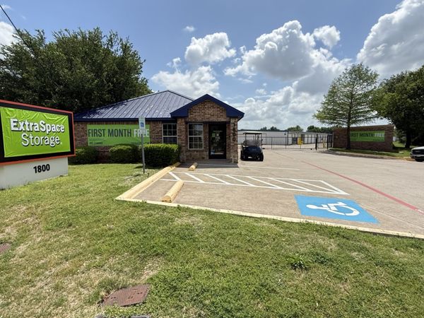 Extra Space Storage facility at 1800 W Sublett Rd - Arlington, TX