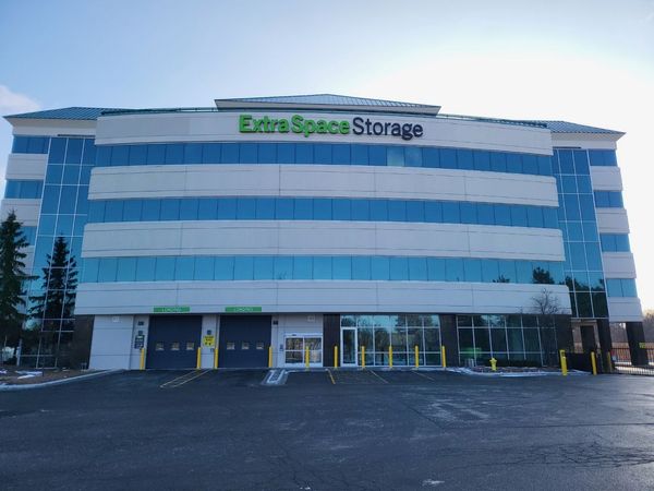 Extra Space Storage facility at 665 W North Ave - Lombard, IL