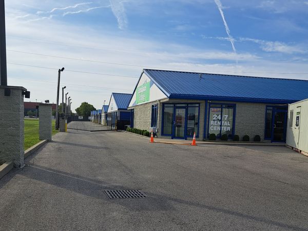 Extra Space Storage facility at 910 Woodstock Dr - Clarksville, IN