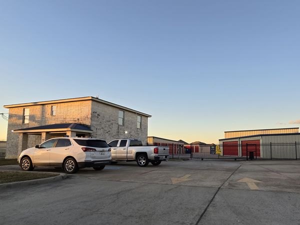 Extra Space Storage facility at 18860 W Little York Rd - Katy, TX