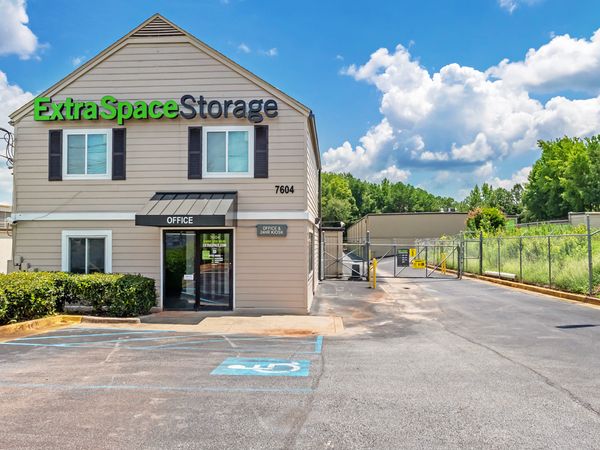 Extra Space Storage facility at 7604 Highway 85 - Riverdale, GA
