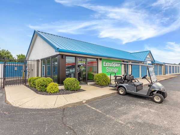 Extra Space Storage facility at 1713 1/2 E 10th St - Jeffersonville, IN