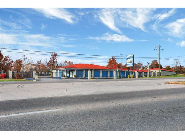 Extra Space Storage facility at 2515 E 10th St - Jeffersonville, IN