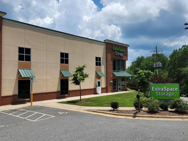 Extra Space Storage facility at 3265 Robinhood Rd - Winston-Salem, NC