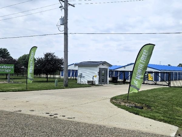 Extra Space Storage facility at 1125 Hickox Dr - Lincoln, IL