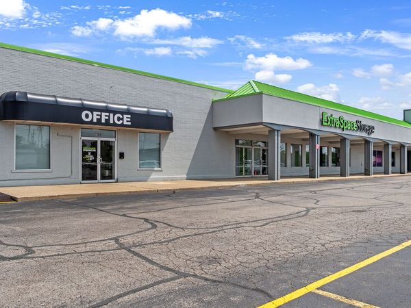 Extra Space Storage facility at 7890 Beechmont Ave - Cincinnati, OH