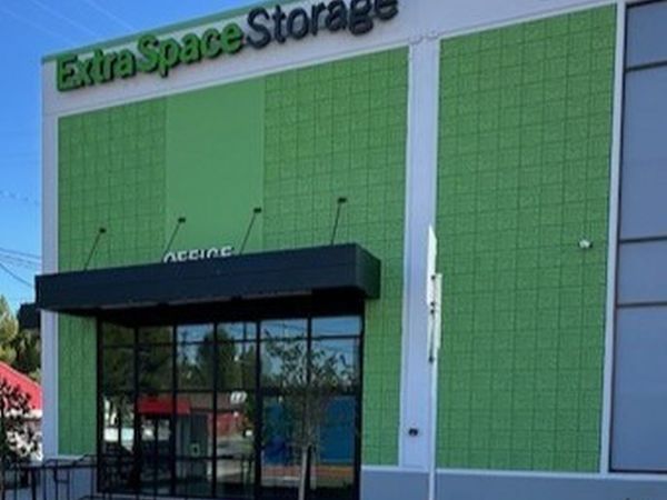 Extra Space Storage facility at 18618 Oxnard St - Tarzana, CA