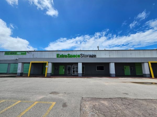 Extra Space Storage facility at 1402 Spencer Hwy - South Houston, TX