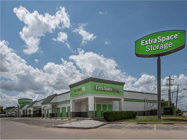 Extra Space Storage facility at 8378 Culebra Rd - San Antonio, TX
