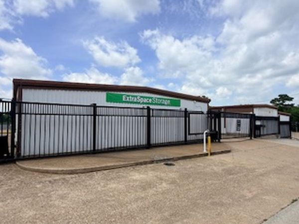 Extra Space Storage facility at 401 N Scribner St - Grapevine, TX