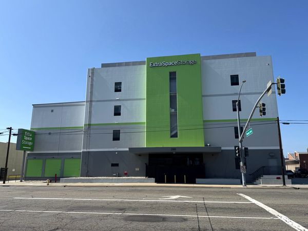 Extra Space Storage facility at 2101 E Carson St - Long Beach, CA