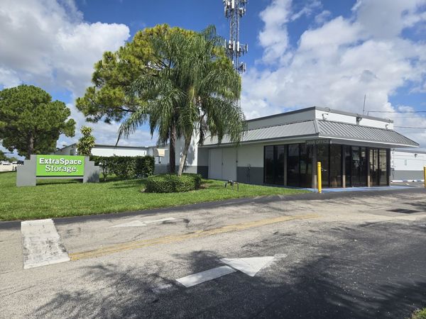Extra Space Storage facility at 7901 Sheridan St - Hollywood, FL