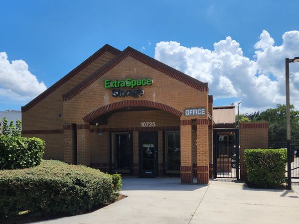 Extra Space Storage facility at 10725 S Federal Hwy - Port St Lucie, FL