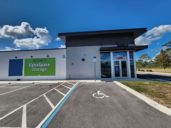 Extra Space Storage facility at 10198 Atlanta Ave - Weeki Wachee, FL