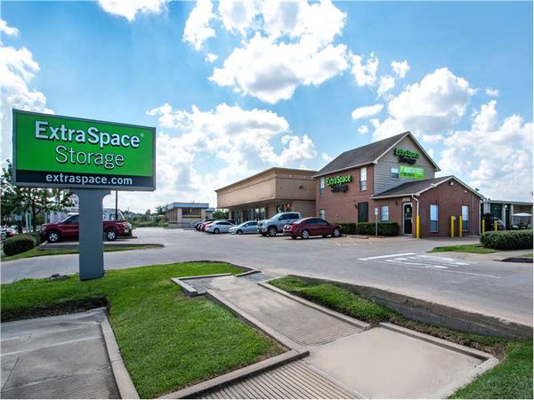 Extra Space Storage facility at 10220 Beechnut St - Houston, TX