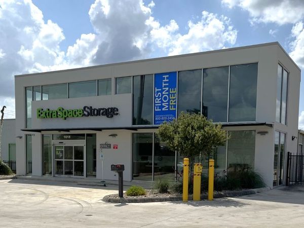Extra Space Storage facility at 1615 N IH 35 - San Marcos, TX