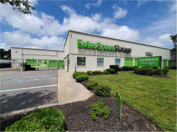 Extra Space Storage facility at 541 Acorn St - Deer Park, NY