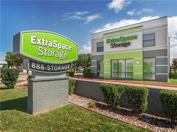 Extra Space Storage facility at 2416 Lakeview Pkwy - Rowlett, TX