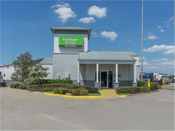 Extra Space Storage facility at 1975 W Northwest Hwy - Dallas, TX