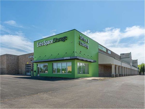 Extra Space Storage facility at 3355 Sheridan Rd - Zion, IL