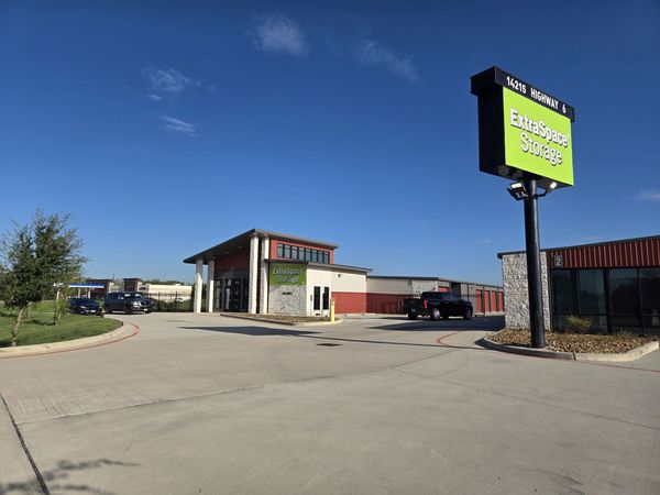 Extra Space Storage facility at 14215 Hwy 6 - Rosharon, TX