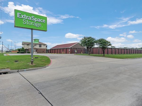 Extra Space Storage facility at 4500 Decker Dr - Baytown, TX
