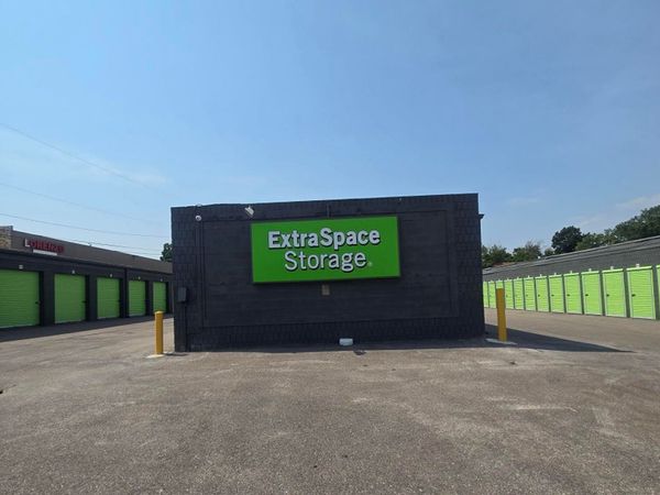 Extra Space Storage facility at 8784 Pershall Rd - Hazelwood, MO