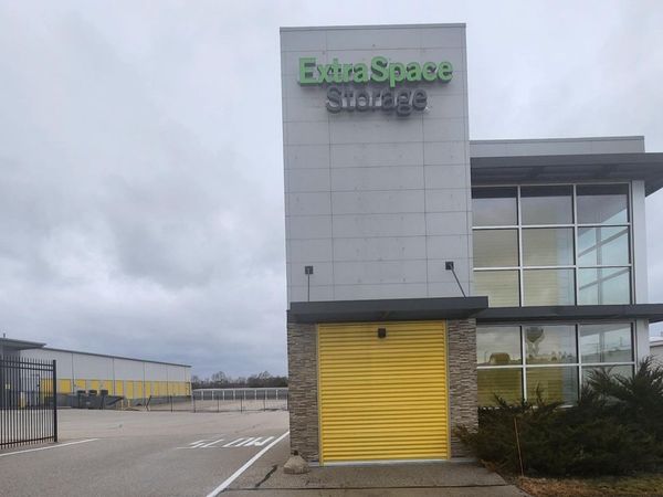 Extra Space Storage facility at 6805 S 27th St - Franklin, WI