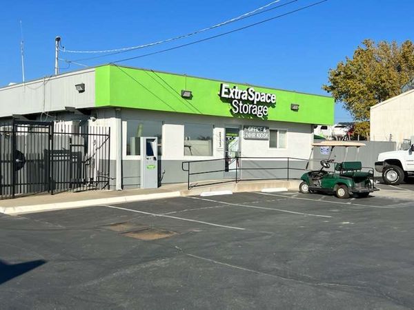 Extra Space Storage facility at 2733 Elkhorn Blvd - North Highlands, CA