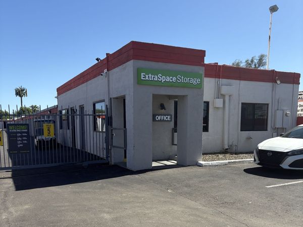 Extra Space Storage facility at 6015 N 67th Ave - Glendale, AZ
