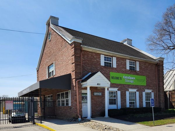 Extra Space Storage facility at 851 W Henderson Rd - Columbus, OH