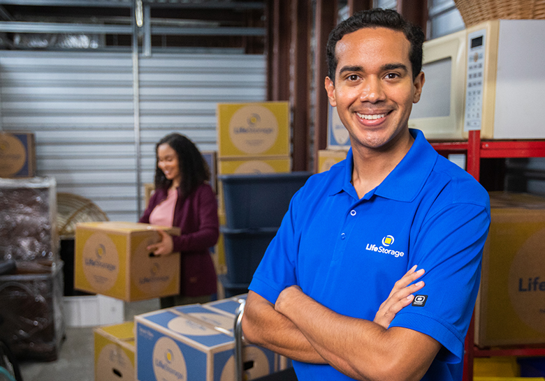 Cajas de mudanza y suministros de almacenamiento en las instalaciones de  Life Storage