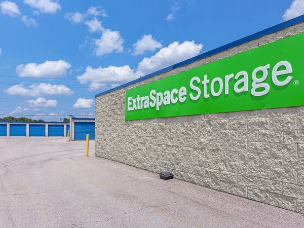 Extra Space Storage facility at 5800 E Main St - Avon, IN