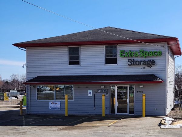 Extra Space Storage facility at 1710 N Cunningham Ave - Urbana, IL