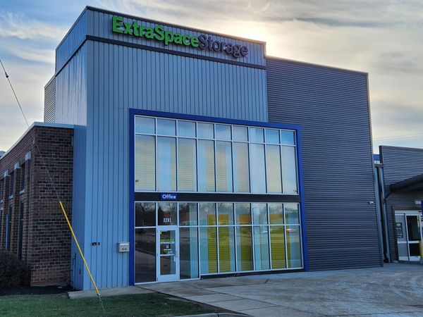 Extra Space Storage facility at 3281 S Big Bend Blvd - Maplewood, MO