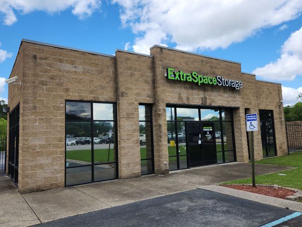 Extra Space Storage facility at 6103 Lee Hwy - Chattanooga, TN