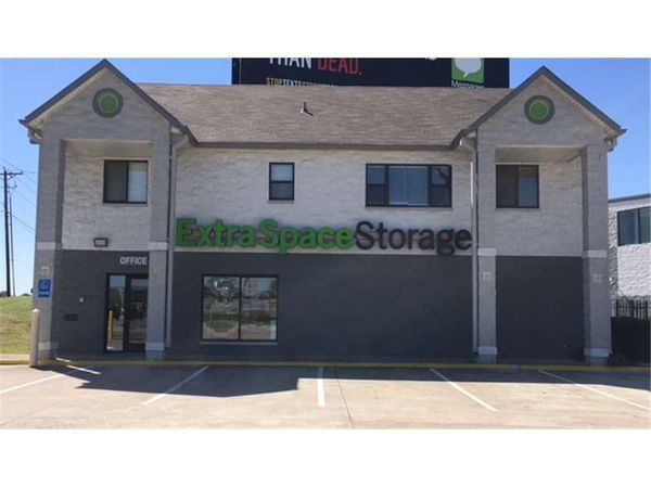 Extra Space Storage facility at 2255 N Hwy 360 - Grand Prairie, TX